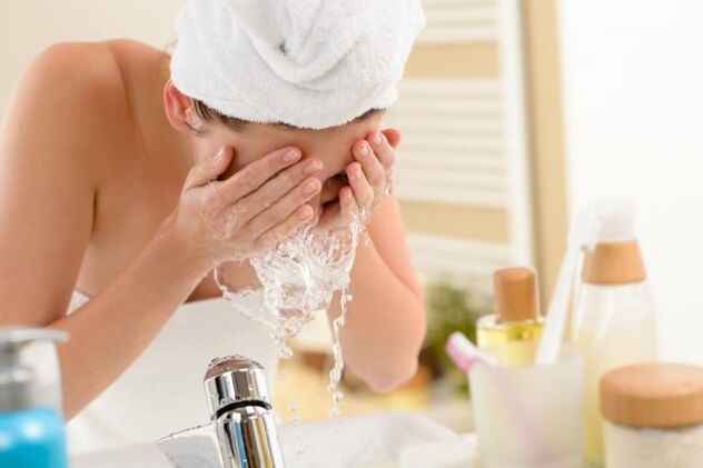 За да измиете лицето си, трябва да използвате специални пени и гелове. 