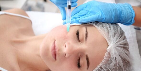 Козметолог извършва процедура за подмладяване на кожата на лицето с плазма
